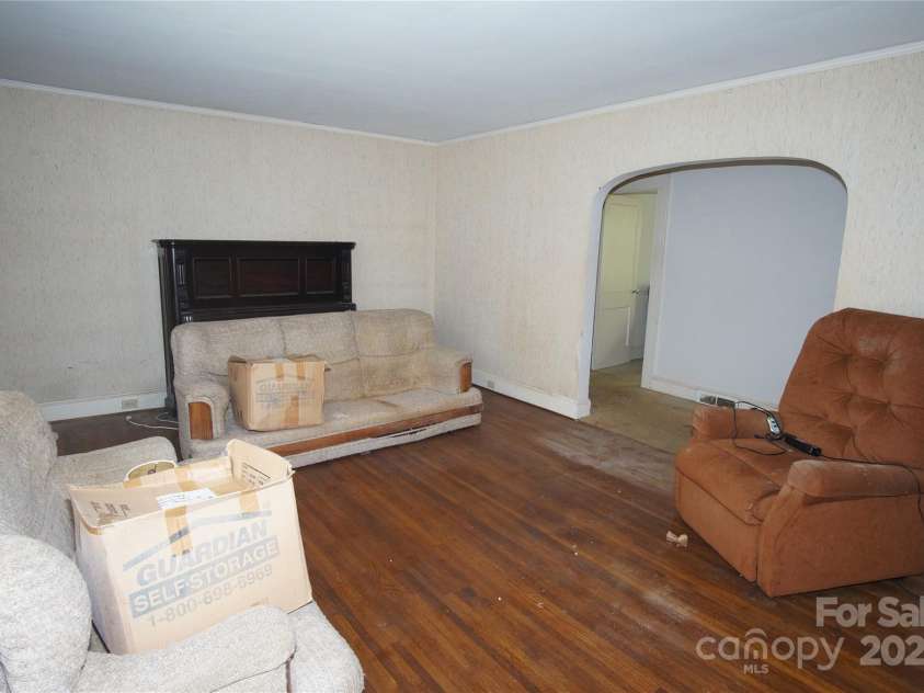 1400 Central Drive, Kannapolis, NC 28083.  MLS# CAR4278245, YatesRealty ID 27088. Living Room