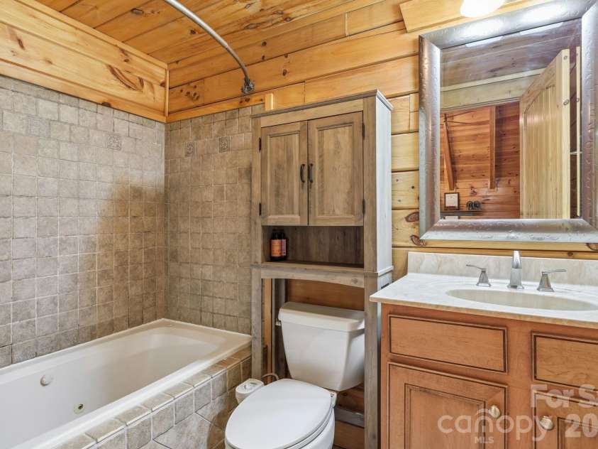 25 Theresa Terrace Road, Nebo, NC 28761.  MLS# CAR4382036, YatesRealty ID 27090. Full Bathroom in Loft