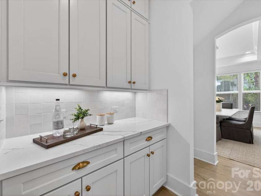 1607 Chippendale Road, Charlotte, NC 28205.  MLS# CAR4349829, YatesRealty ID 27094. 