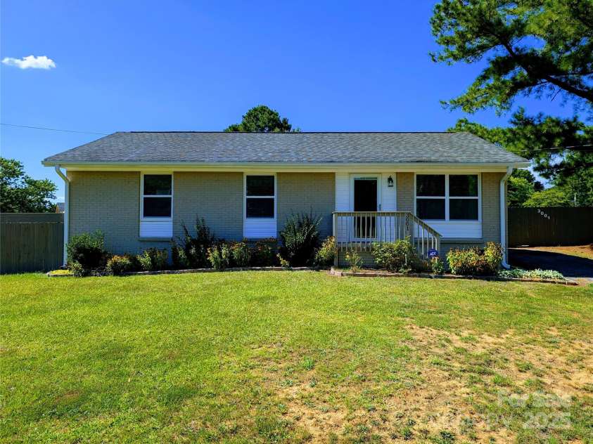 3001 Crawford Avenue, Gastonia, NC 28052.  MLS# CAR4281462, YatesRealty ID 27094. 