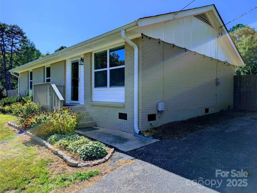 3001 Crawford Avenue, Gastonia, NC 28052.  MLS# CAR4281462, YatesRealty ID 27094. 