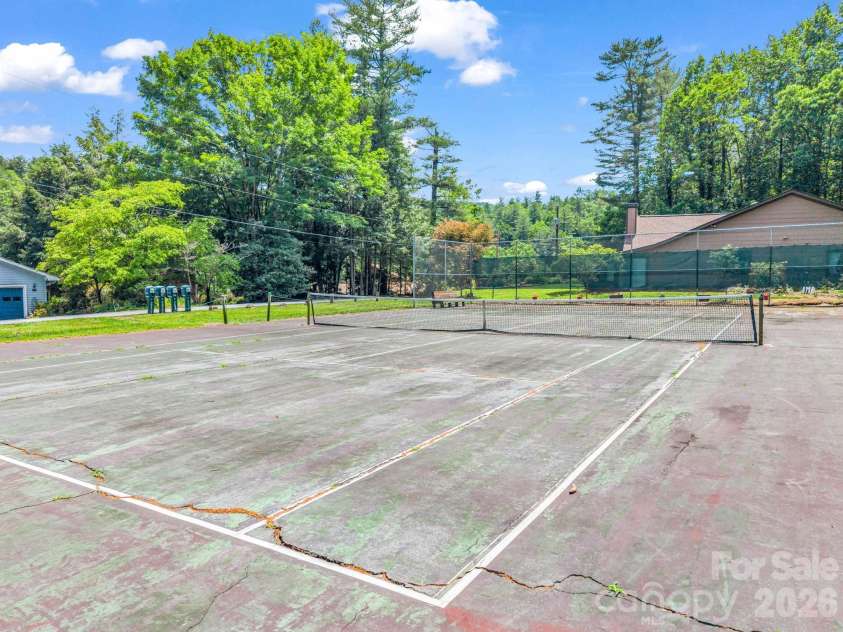 117 Willow Way, Hendersonville, NC 28739.  MLS# CAR4384780, YatesRealty ID 27096. Community tennis courts
