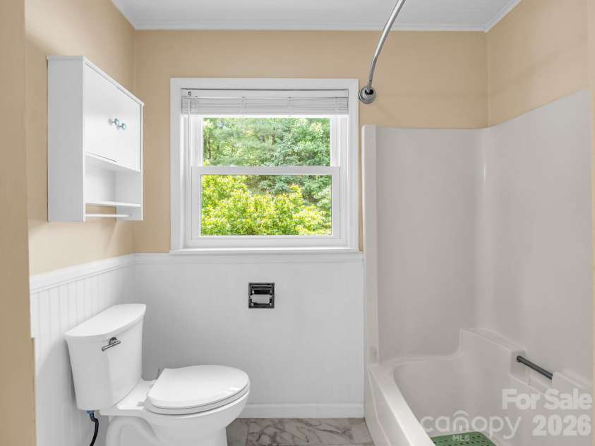 117 Willow Way, Hendersonville, NC 28739.  MLS# CAR4384780, YatesRealty ID 27096. Full bath with tub