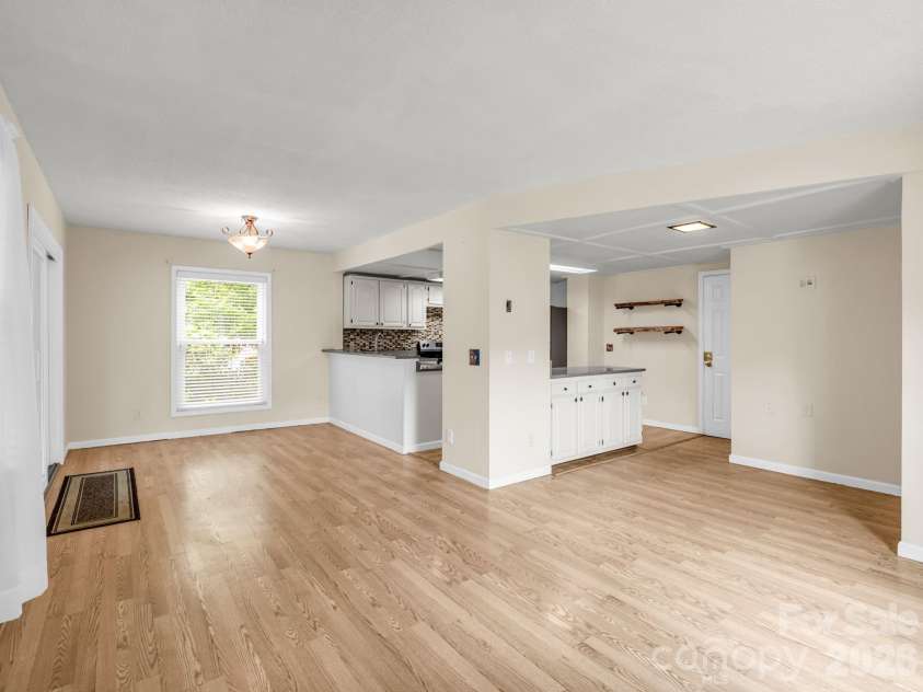 117 Willow Way, Hendersonville, NC 28739.  MLS# CAR4384780, YatesRealty ID 27096. Open floor plan on main level living, dining and kitchen