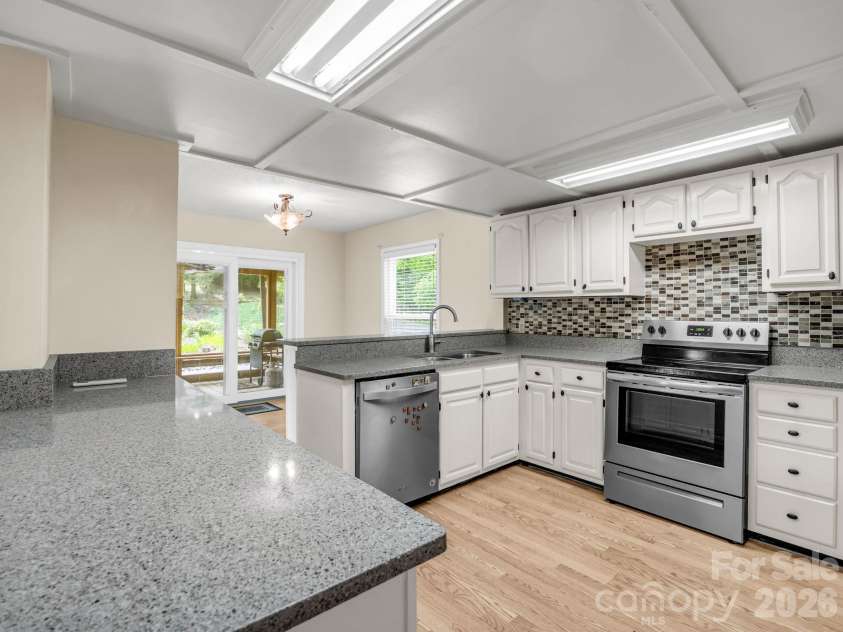 117 Willow Way, Hendersonville, NC 28739.  MLS# CAR4384780, YatesRealty ID 27096. Spacious kitchen, granite counters, stainless appliances
