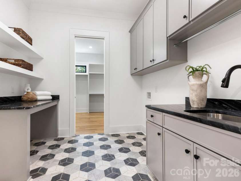 1326 Richland Drive, Charlotte, NC 28211.  MLS# CAR4361937, YatesRealty ID 27097. Laundry