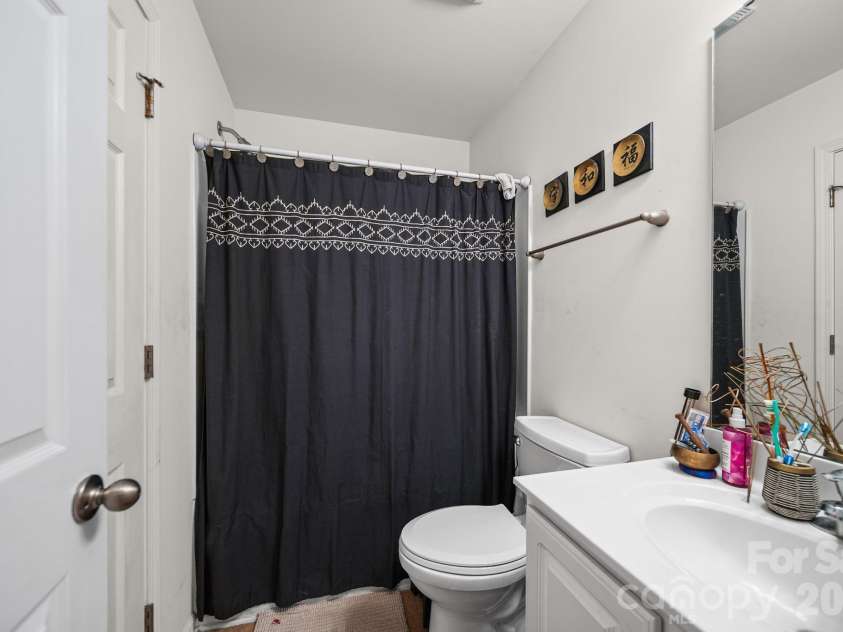2001 Lake Vista Drive, Mount Holly, NC 28120.  MLS# CAR4363497, YatesRealty ID 27098. 2nd Fl Bathroom