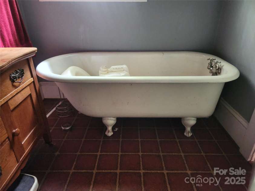 425 Horah Street, Salisbury, NC 28144.  MLS# CAR4267014, YatesRealty ID 27098. Main Level Full Bath with Claw Foot Tub