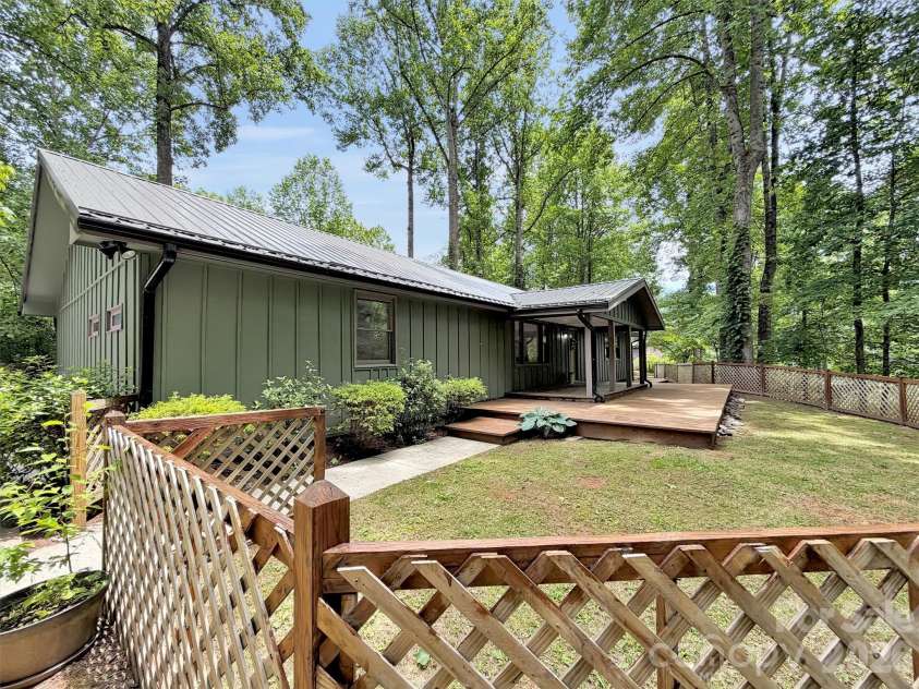 148 Cross Stitch Mountain Road, Sylva, NC 28779.  MLS# CAR4388302, YatesRealty ID 27099. Fenced front yard