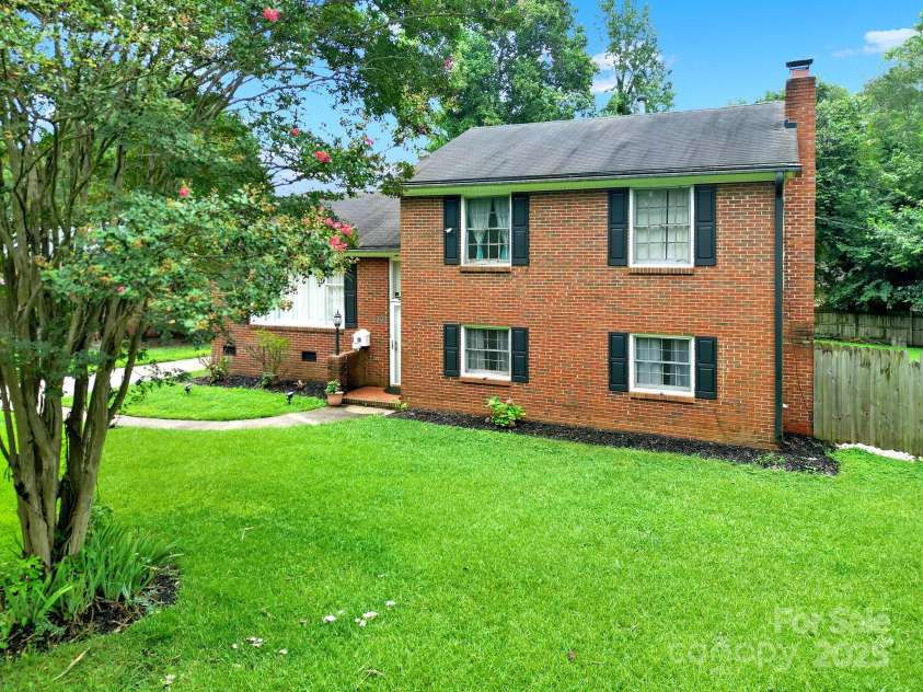 5300 Grafton Drive, Charlotte, NC 28215.  MLS# CAR4294814, YatesRealty ID 271. 