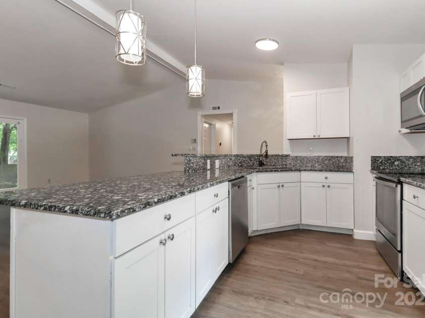 6409 Pineburr Court, Charlotte, NC 28211.  MLS# CAR4282075, YatesRealty ID 27100. 