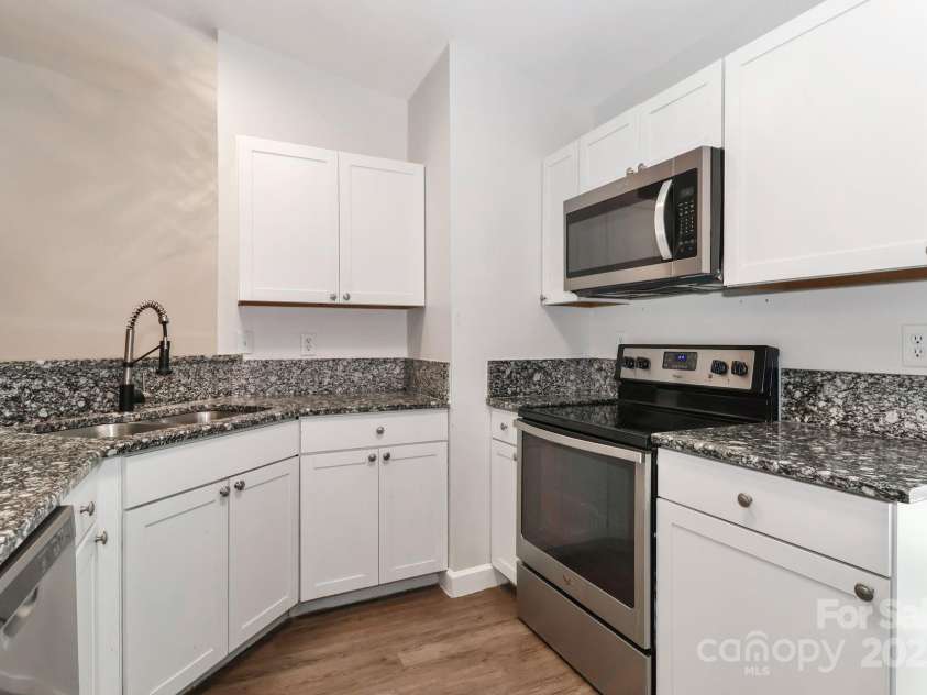 6409 Pineburr Court, Charlotte, NC 28211.  MLS# CAR4282075, YatesRealty ID 27100. 