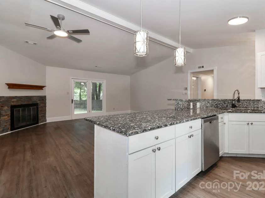 6409 Pineburr Court, Charlotte, NC 28211.  MLS# CAR4282075, YatesRealty ID 27100. 