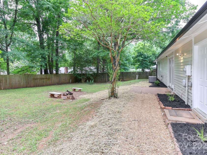 6409 Pineburr Court, Charlotte, NC 28211.  MLS# CAR4282075, YatesRealty ID 27100. 