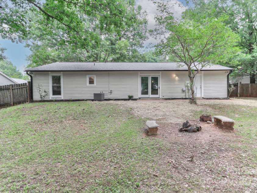 6409 Pineburr Court, Charlotte, NC 28211.  MLS# CAR4282075, YatesRealty ID 27100. 