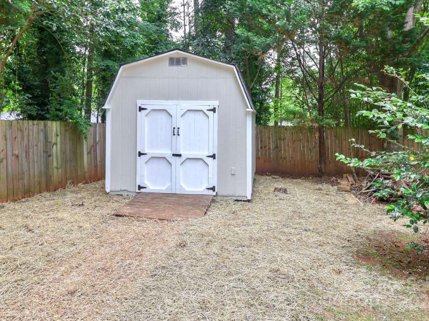 6409 Pineburr Court, Charlotte, NC 28211.  MLS# CAR4282075, YatesRealty ID 27100. 