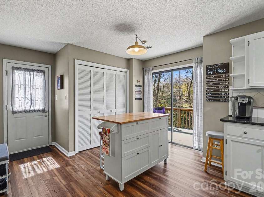 2724 Artesian Court, Charlotte, NC 28270.  MLS# CAR4359309, YatesRealty ID 27106. 
