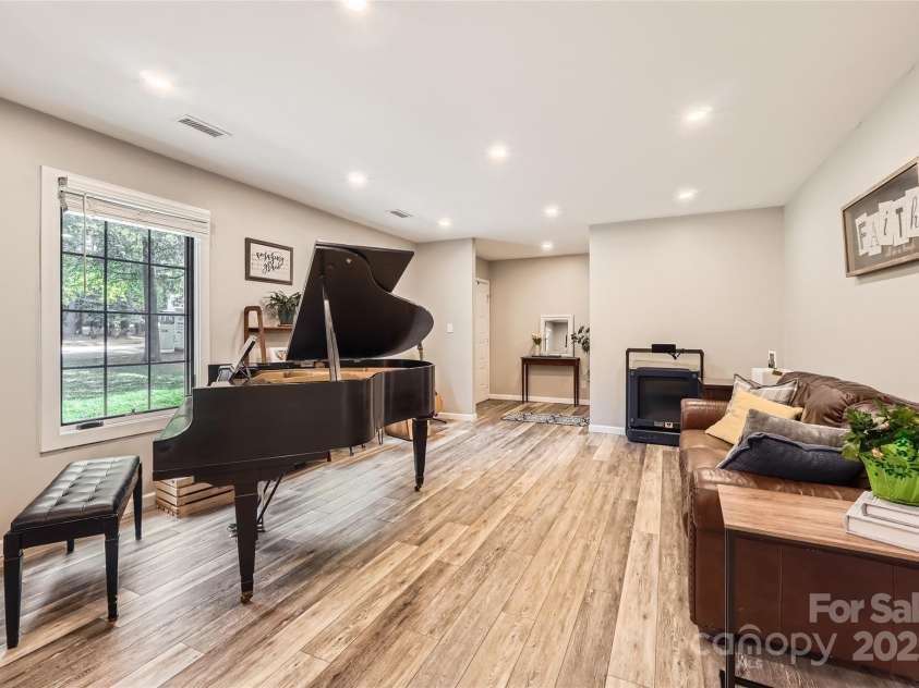 4704 Autumn Leaf Lane, Charlotte, NC 28277.  MLS# CAR4281492, YatesRealty ID 27107. 