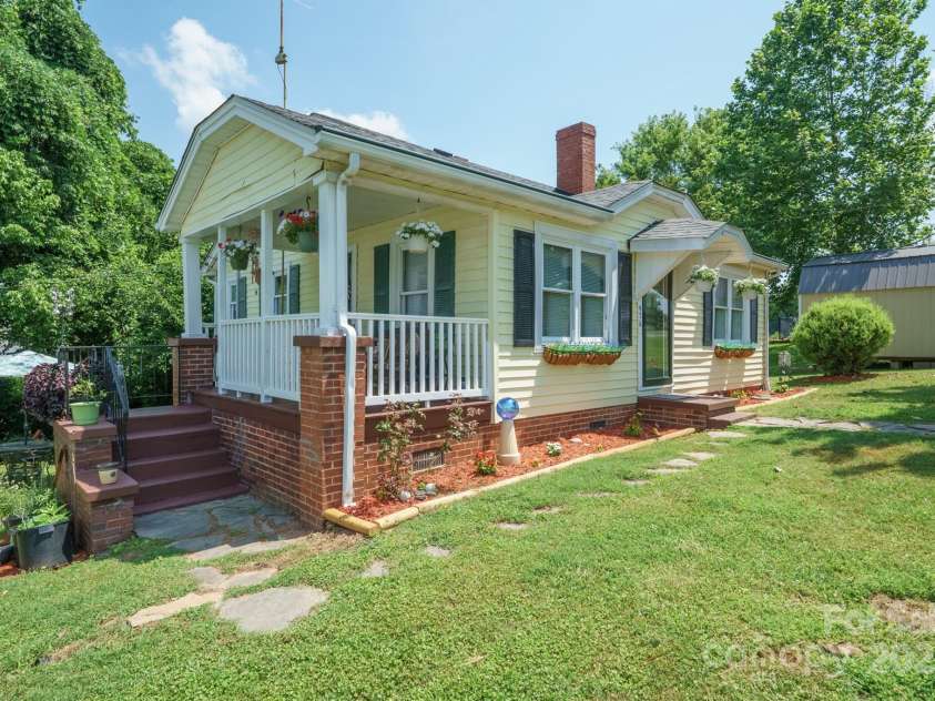 576 Washington Avenue, Valdese, NC 28690.  MLS# CAR4273305, YatesRealty ID 27109. 