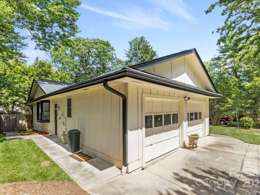 19 Golden Oaks Lane, Fletcher, NC 28732.  MLS# CAR4279372, YatesRealty ID 27110. 