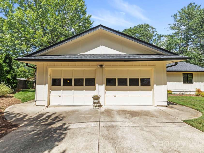 19 Golden Oaks Lane, Fletcher, NC 28732.  MLS# CAR4279372, YatesRealty ID 27110. 