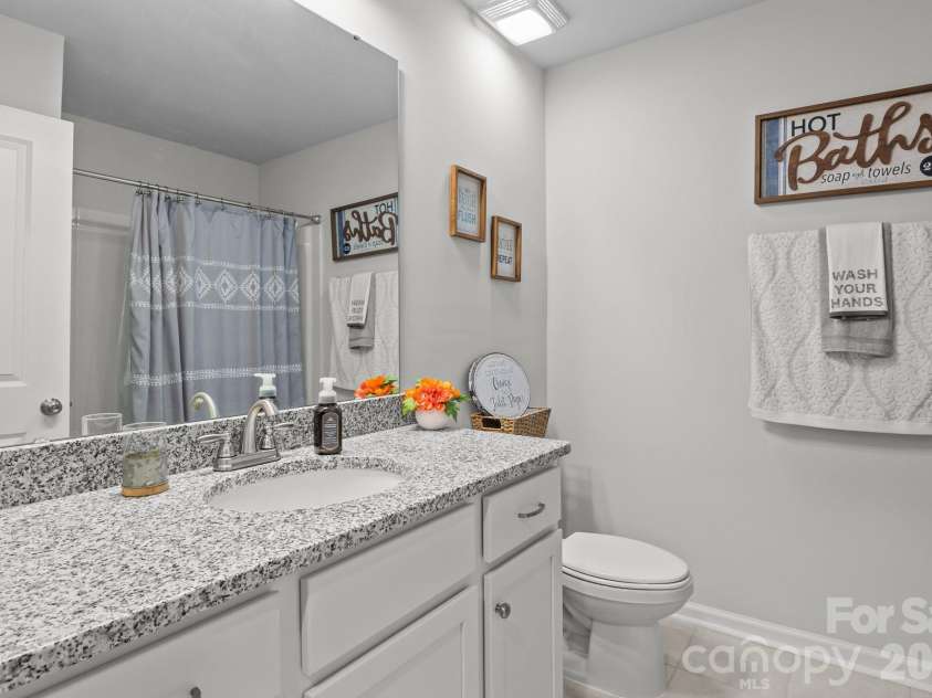 7172 Indigo Way, Denver, NC 28037.  MLS# CAR4384433, YatesRealty ID 27112. Upstairs Full Bathroom