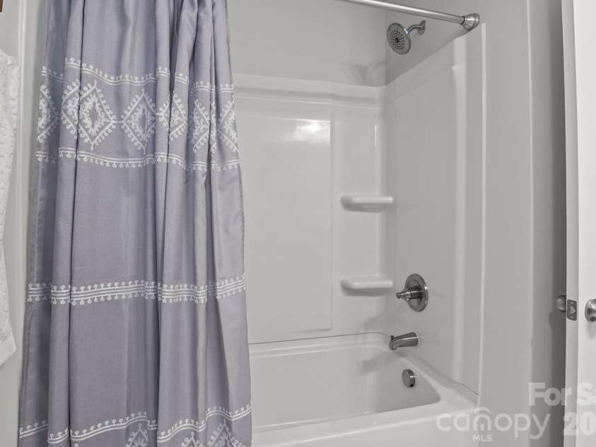 7172 Indigo Way, Denver, NC 28037.  MLS# CAR4384433, YatesRealty ID 27112. Upstairs Full Bathroom