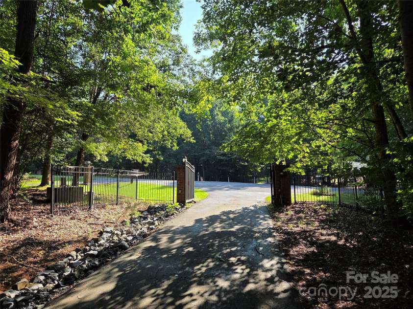 7116 Spruce Pine Trail, Waxhaw, NC 28173.  MLS# CAR4283205, YatesRealty ID 27114. 