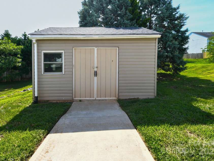 722 Overlook Road, Lowell, NC 28098.  MLS# CAR4272122, YatesRealty ID 27116. 