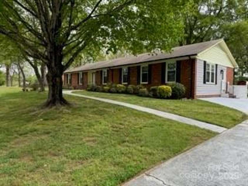 8616 Fallsdale Drive, Charlotte, NC 28214.  MLS# CAR4266816, YatesRealty ID 27117. 