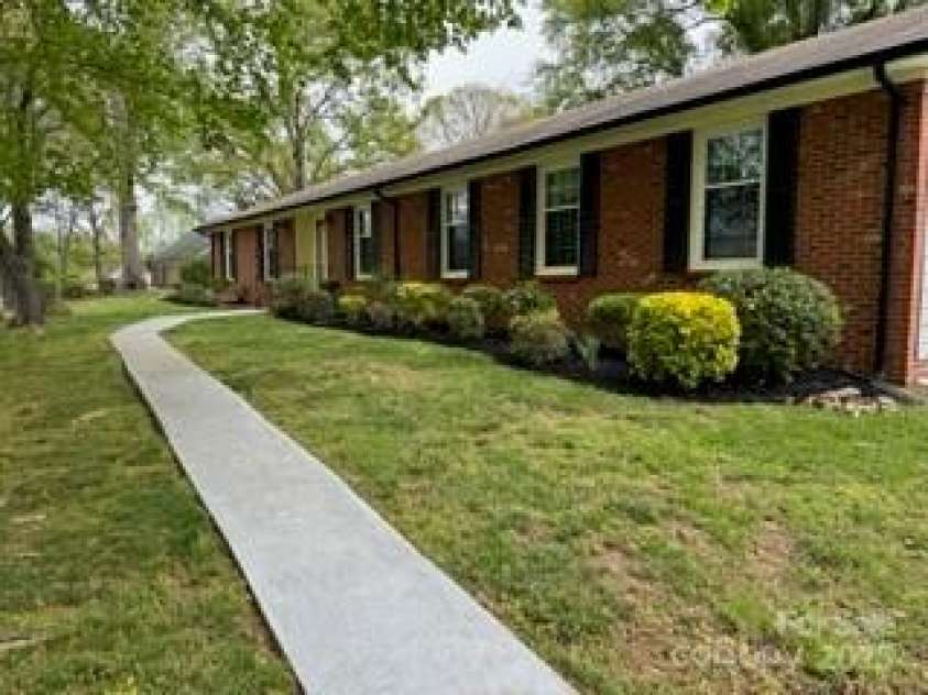 8616 Fallsdale Drive, Charlotte, NC 28214.  MLS# CAR4266816, YatesRealty ID 27117. 