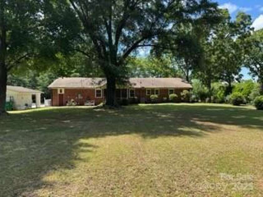 8616 Fallsdale Drive, Charlotte, NC 28214.  MLS# CAR4266816, YatesRealty ID 27117. 