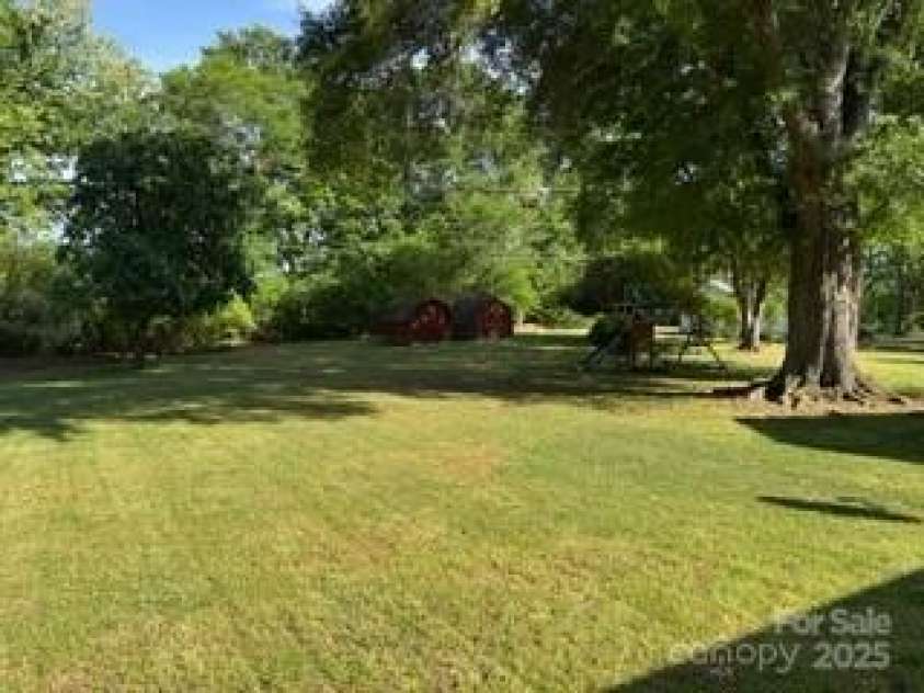 8616 Fallsdale Drive, Charlotte, NC 28214.  MLS# CAR4266816, YatesRealty ID 27117. 