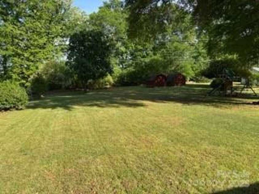 8616 Fallsdale Drive, Charlotte, NC 28214.  MLS# CAR4266816, YatesRealty ID 27117. 