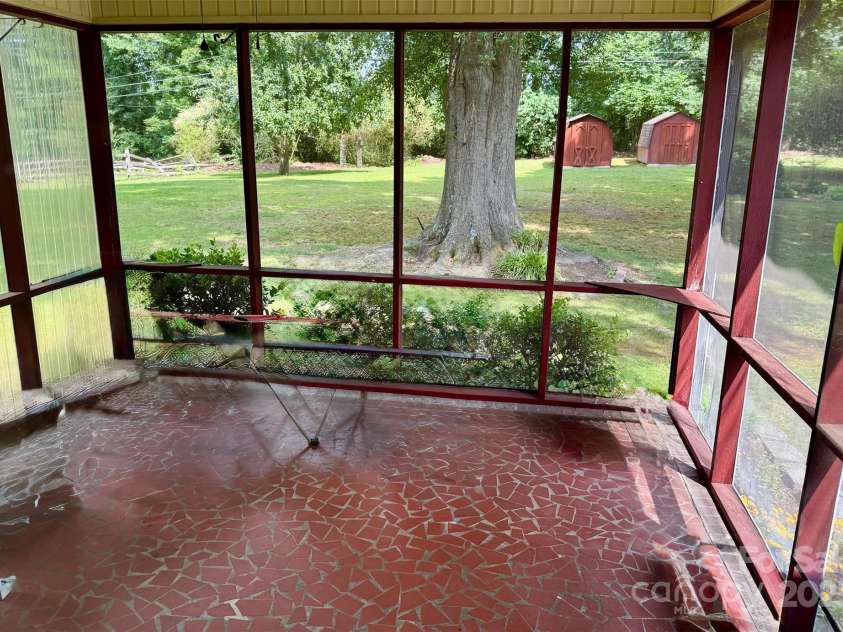 8616 Fallsdale Drive, Charlotte, NC 28214.  MLS# CAR4266816, YatesRealty ID 27117. 