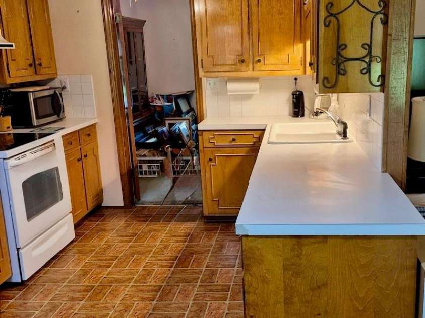 8616 Fallsdale Drive, Charlotte, NC 28214.  MLS# CAR4266816, YatesRealty ID 27117. 