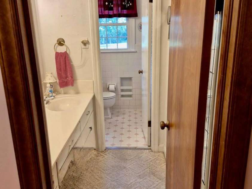 8616 Fallsdale Drive, Charlotte, NC 28214.  MLS# CAR4266816, YatesRealty ID 27117. 