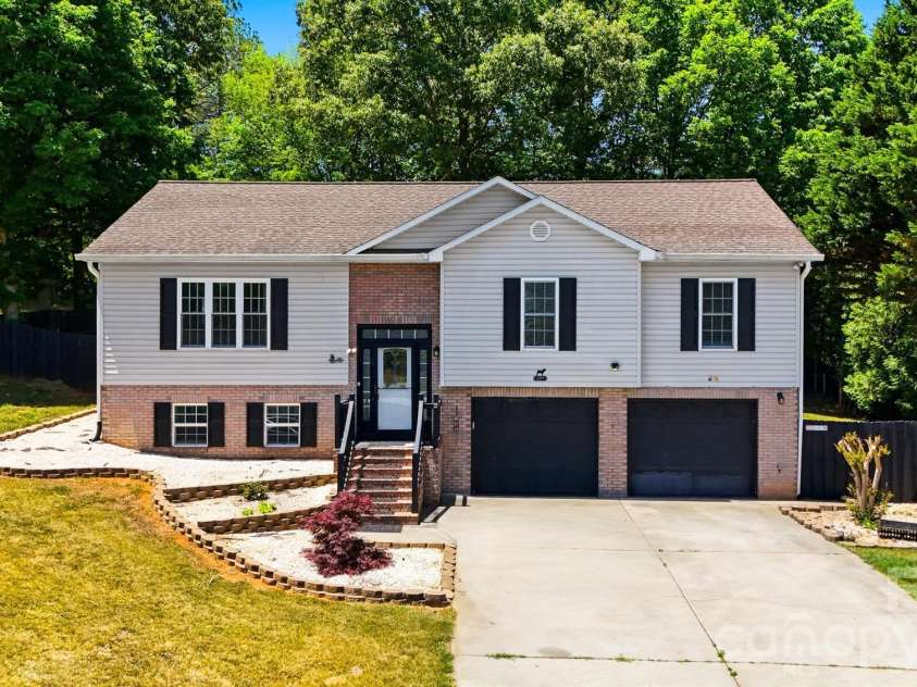 107 Cliffwood Drive, Hudson, NC 28638.  MLS# CAR4384762, YatesRealty ID 27118. 107 Cliffwood Dr, Hudson, NC 28638 Great home with room to grow! 4 bedrooms & bonus room.
