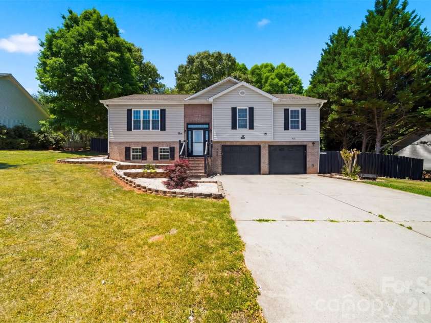 107 Cliffwood Drive, Hudson, NC 28638.  MLS# CAR4384762, YatesRealty ID 27118. You get a lot of home for the money with a split entry home!