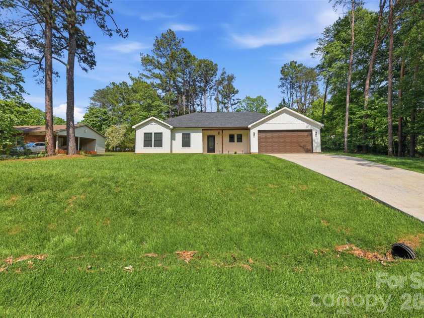 1026 Fye Drive, Newton, NC 28658.  MLS# CAR4375919, YatesRealty ID 27119. 
