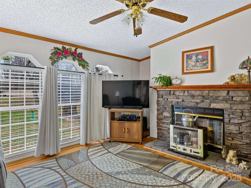 155 Maple Ridge Road, Candler, NC 28715.  MLS# CAR4331042, YatesRealty ID 2712. 