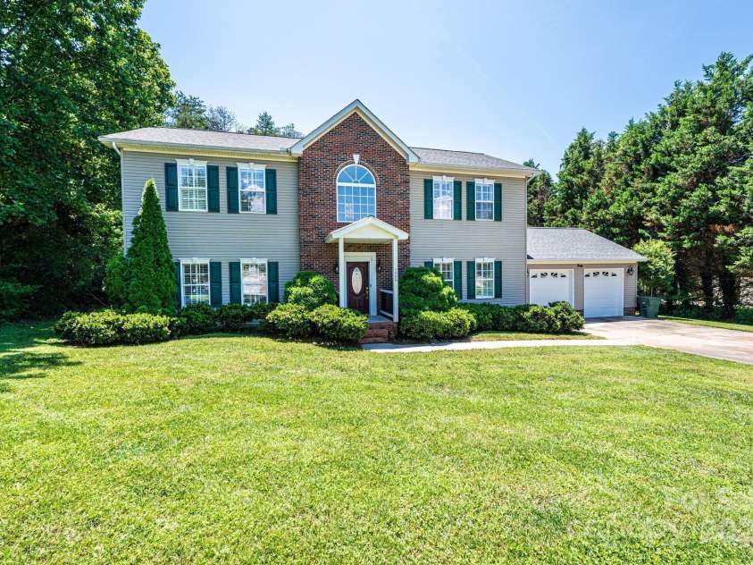 1006 Turnberry Street, Lenoir, NC 28645.  MLS# CAR4280426, YatesRealty ID 27122. 