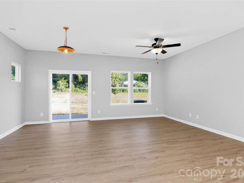 337 Hoskins Road, Charlotte, NC 28216.  MLS# CAR4380959, YatesRealty ID 27122. 