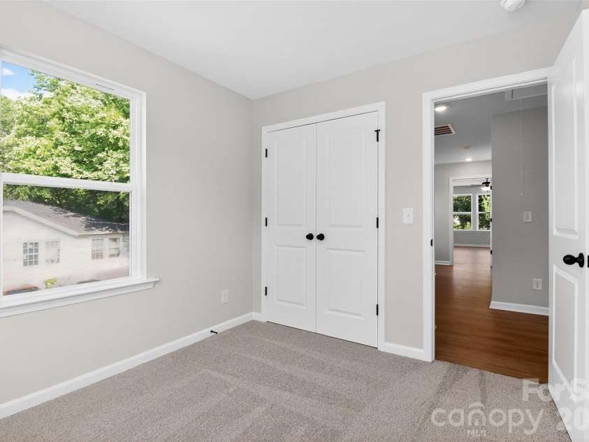 337 Hoskins Road, Charlotte, NC 28216.  MLS# CAR4380959, YatesRealty ID 27122. 