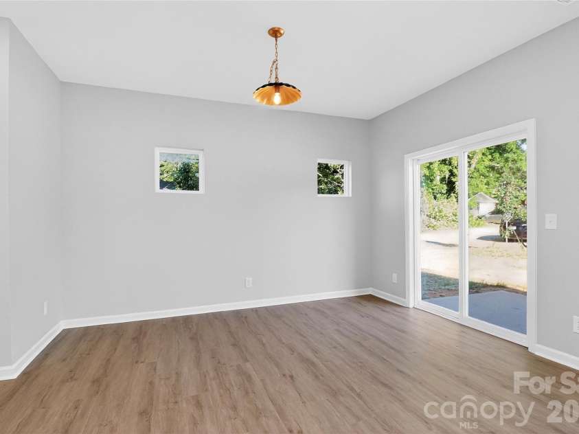 337 Hoskins Road, Charlotte, NC 28216.  MLS# CAR4380959, YatesRealty ID 27122. 