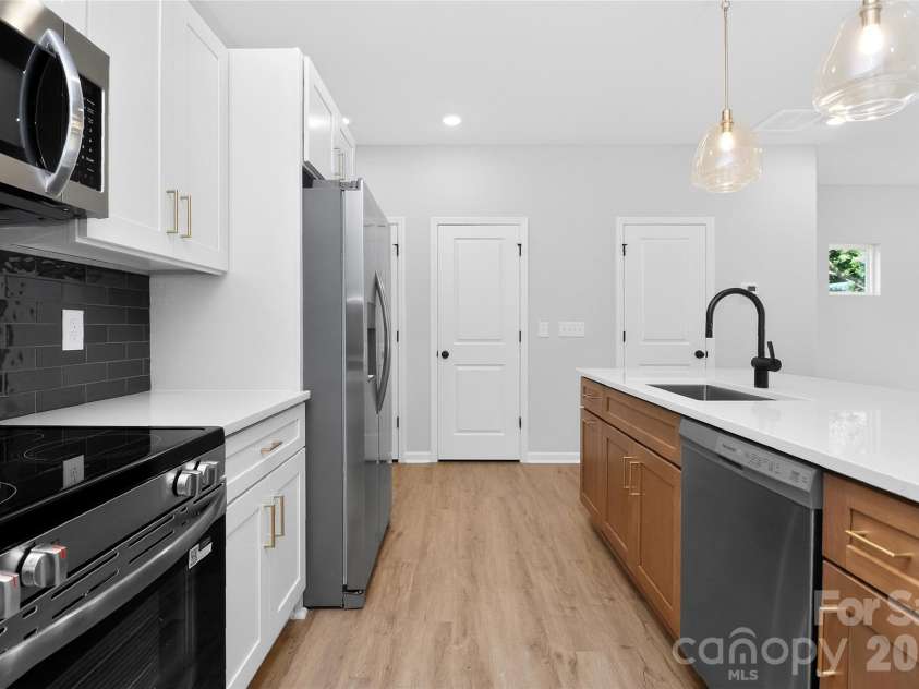 337 Hoskins Road, Charlotte, NC 28216.  MLS# CAR4380959, YatesRealty ID 27122. 