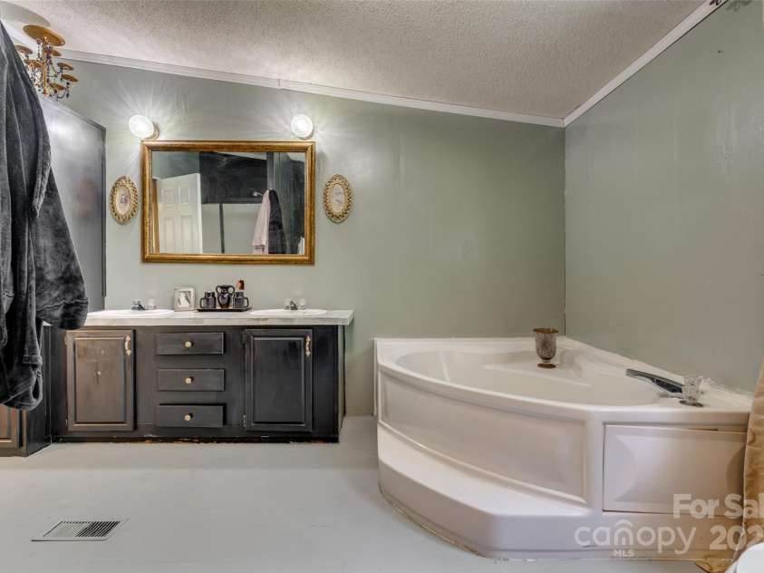 10435 Silver Mine Road, Fort Mill, SC 29707.  MLS# CAR4275041, YatesRealty ID 27125. CORNER GARDEN TUB