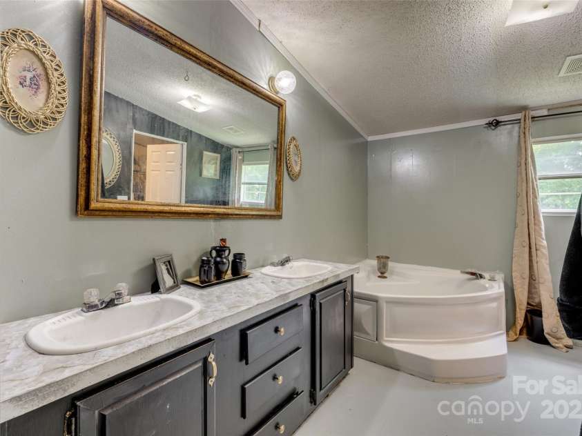 10435 Silver Mine Road, Fort Mill, SC 29707.  MLS# CAR4275041, YatesRealty ID 27125. DOUBLE SINKS