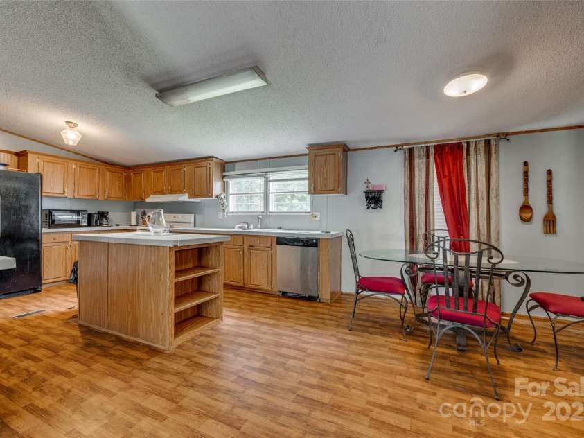 10435 Silver Mine Road, Fort Mill, SC 29707.  MLS# CAR4275041, YatesRealty ID 27125. EAT IN KITCHEN