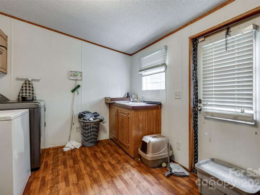 10435 Silver Mine Road, Fort Mill, SC 29707.  MLS# CAR4275041, YatesRealty ID 27125. HUGE MUD/LAUNDRY ROOM W SINK
